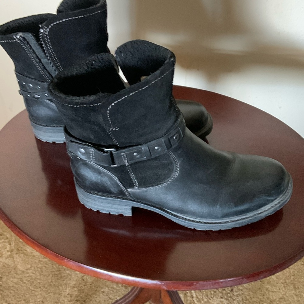 Earth brand zip up moto boots size 8m with stud details.